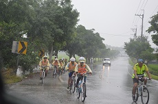 即使下著雨，我們也要勇敢往前