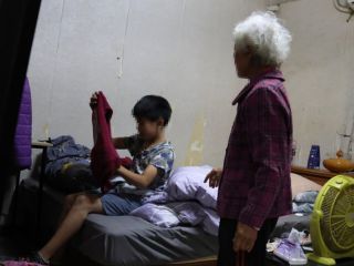 一張床、一張薄棉被，是祖孫倆的家