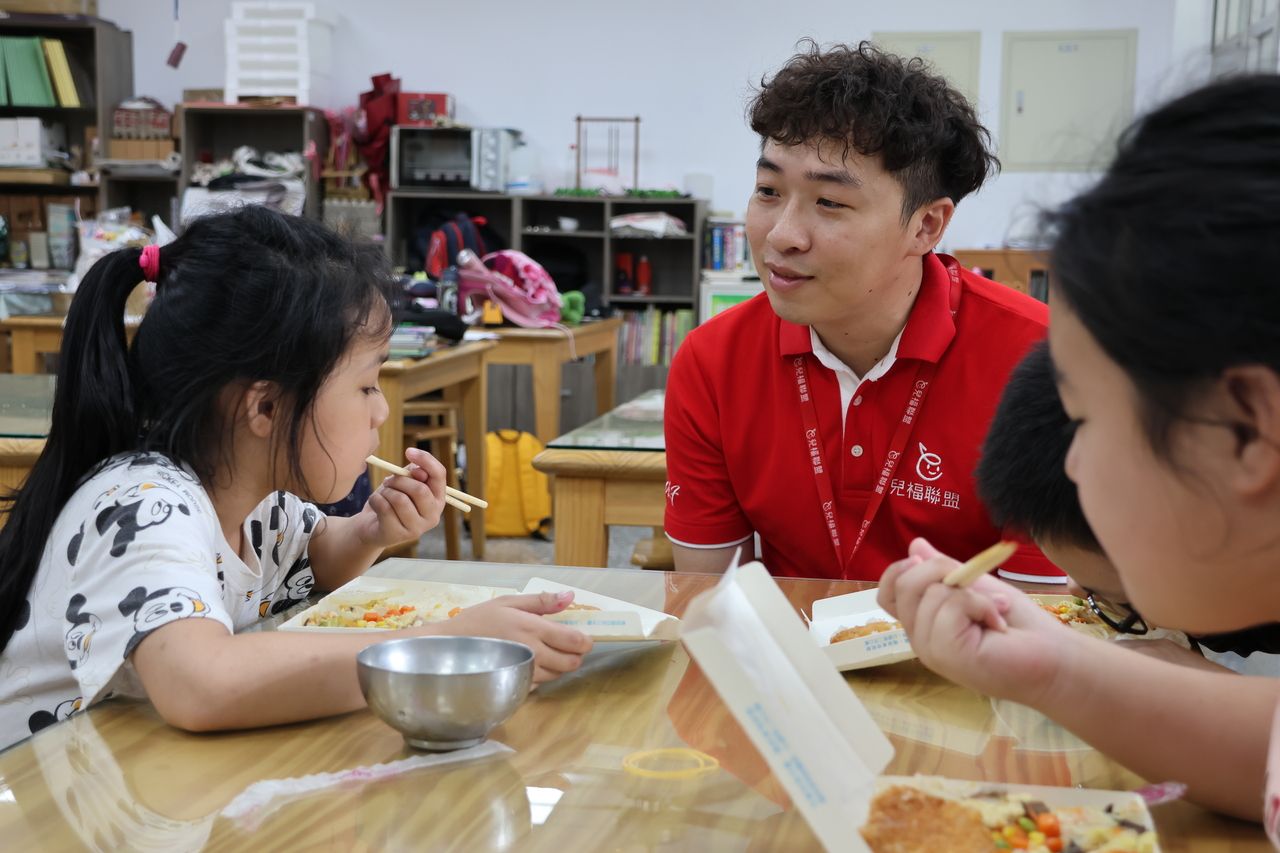 我喜歡來學校，因為學校同學都會陪我玩