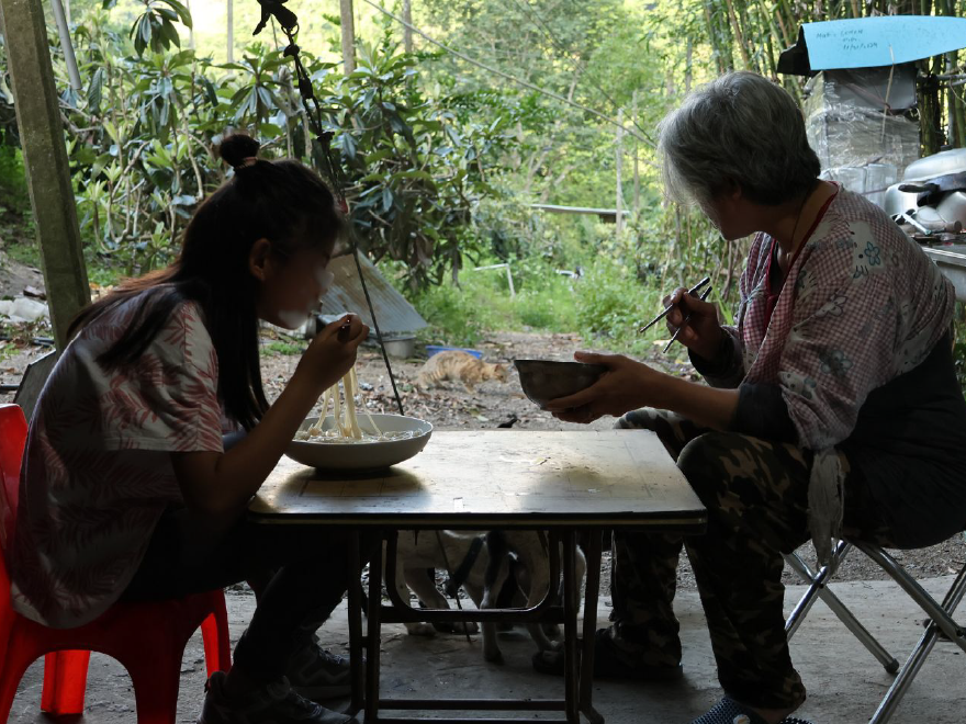 物資箱像是有人在君君身後默默守護，陪著她長大！