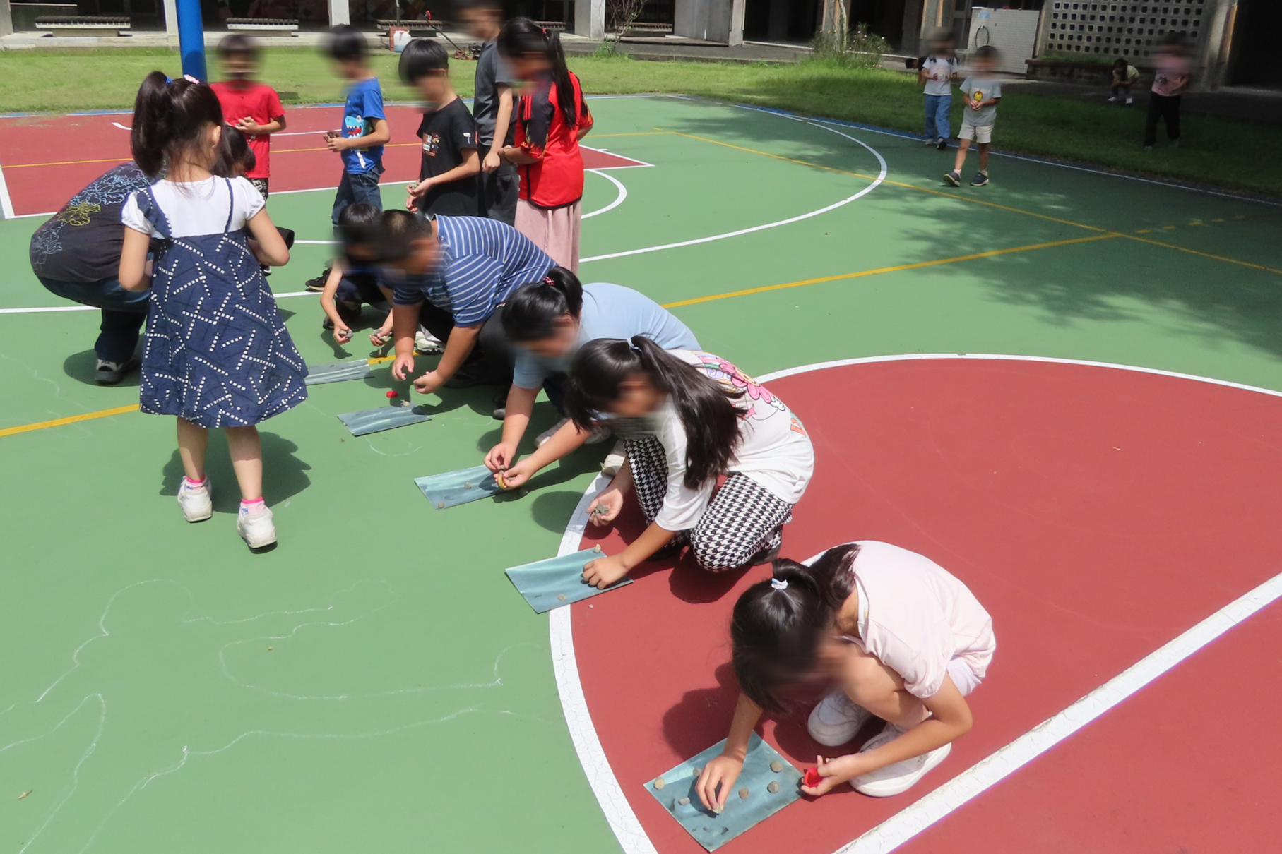 小喬喜歡參加學校育樂營，不然待在家很無聊